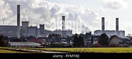 Wohnsiedlung vor der braunkohlegefeuerten Kraftwerk Frimmersdorf, Grevenbroich rheinischen Braunkohlerevier Stockfoto