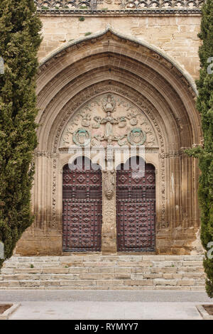 Gotisches Tor Bogen, den die Kirche San Pablo in Ubeda. Spanien Stockfoto