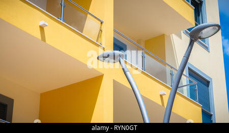 Quarteira, Portugal - Mai 1, 2018: Architektur Detail eines typischen neue Gebäude an einem Frühlingstag Stockfoto