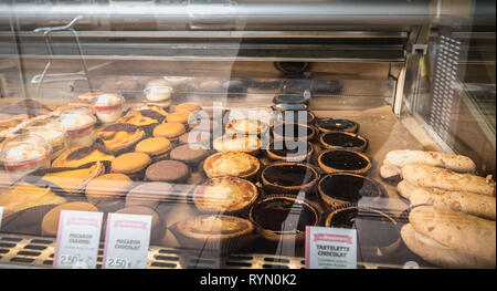 Port Joinville, Frankreich - 16. September 2018: Gebäck und Makronen im Fenster eines downtown Bäckerei im Sommer Stockfoto