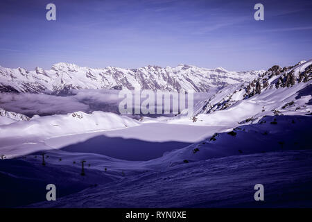 Landschaft Aussicht auf die Pisten des Skigebiets von Verbier in der Schweiz, aufgenommen im Winter 2019 Stockfoto