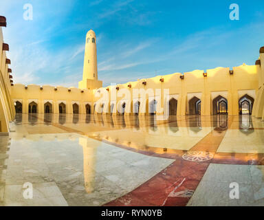 Doha, Katar - 21. Februar 2019: Panorama Innenhof mit Minaretten und Kuppeln in sonniger Tag wider. Imam Abdul Wahhab Moschee oder Qatar State Mosque in Stockfoto