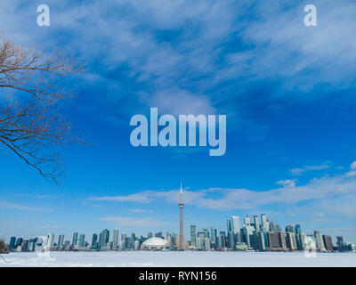 Toronto City Skyline von Toronto Islands über frozen lake Ontario gesehen