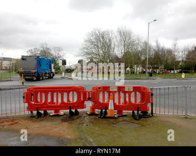 Die Szene der ein tödlicher Absturz an der Kreuzung der Birmingham New Road und Lawnswood Avenue, Wolverhampton, wo zwei Kinder im Alter von 23 Monaten und 10 Jahren wurden getötet und ihre Mutter schwer verletzt, am Donnerstag Nacht. Stockfoto