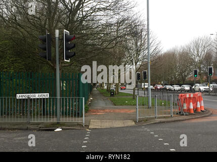 Die Szene der ein tödlicher Absturz an der Kreuzung der Birmingham New Road und Lawnswood Avenue, Wolverhampton, wo zwei Kinder im Alter von 23 Monaten und 10 Jahren wurden getötet und ihre Mutter schwer verletzt, am Donnerstag Nacht. Stockfoto