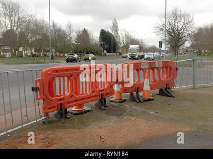 Die Szene der ein tödlicher Absturz an der Kreuzung der Birmingham New Road und Lawnswood Avenue, Wolverhampton, wo zwei Kinder im Alter von 23 Monaten und 10 Jahren wurden getötet und ihre Mutter schwer verletzt, am Donnerstag Nacht. Stockfoto