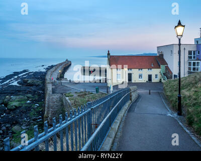 Pfad hinunter zum Hafen bei Dämmerung St Andrews, Fife, Schottland Stockfoto