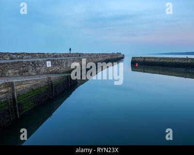 Abbildung entlang der Kaimauer im Hafen bei Dämmerung St Andrews, Fife, Schottland Stockfoto