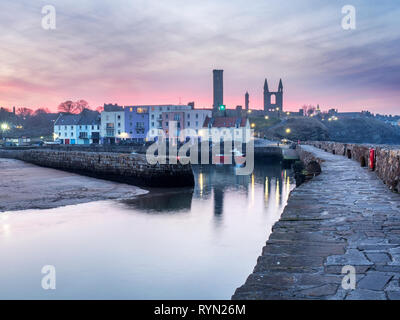 Rosa Himmel bei Sonnenuntergang am Hafen und die Ruinen der Abtei von St Andrews St Andrews, Fife, Schottland Stockfoto