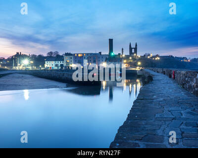 Der Hafen und St. Andrews Ruinen der Abtei in der Dämmerung St Andrews, Fife, Schottland Stockfoto