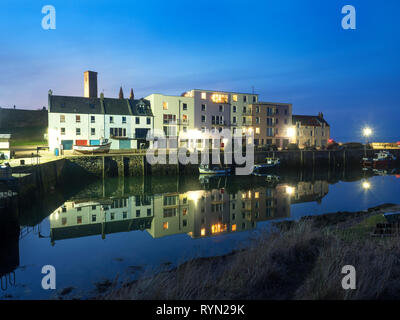 Gebäude im Wasser am Hafen bei Dämmerung St Andrews Fife Schottland wider Stockfoto