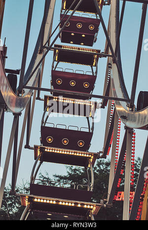 Riesenrad in die abendliche Beleuchtung. Vergnügungspark Stockfoto