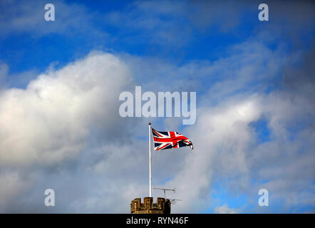 Vereinigtes Königreich Großbritannien union flag oder Union Jack fliegende von oben auf einem kleinen Turm gegen einen blauen Himmel mit Wolken. Kopieren Sie Platz. Stockfoto