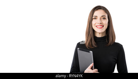 Frau Business Technology Thema. Schönen jungen kaukasischen Frau in Schwarz shirt posiert mit Tablet Hände auf weißem Hintergrund isolieren. Bekennen. Stockfoto