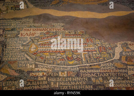 Jordan. Madaba (biblische Medeba) - St. George's Kirche. Fragment der ältesten Fußbodenmosaik Karte des Heiligen Landes - die Heilige Stadt Jerusalem. Stockfoto