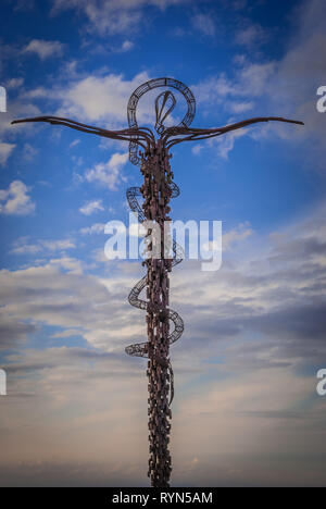 MADABA, Jordanien - Dezember, 2018: Die Mitarbeiter von Mose die eherne Schlange Skulptur des Künstlers Giovanni Fantoni auf dem Berg Nebo Stockfoto