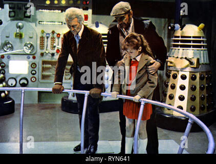 CUSHING, KEIR, TOVEY, DALEK, DR WHO DALEKS INVASION DER ERDE 2150 AD, 1966 Stockfoto