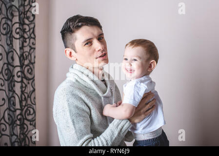 Portrait von Vater und Sohn Baby. Vaterschaft, Liebe und Schutz von Kindern. Konzert der Familie und der Kontinuität der Generationen Stockfoto