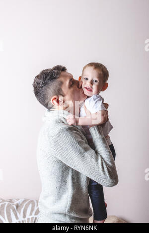 Portrait von Vater und Sohn Baby. Vaterschaft, Liebe und Schutz von Kindern. Konzert der Familie und der Kontinuität der Generationen Stockfoto