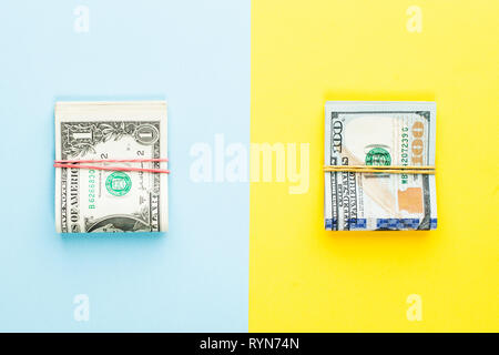 Haufen von 1 US-Dollar Banknote und moderne Hundert us-Dollar Scheine auf blauen und gelben Hintergrund. Kommerzielle Geldanlage gewinn Konzept Stockfoto