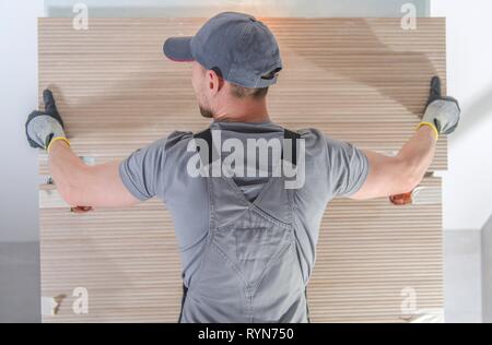 Große moderne und stilvolle Badezimmer Fliesen Installation von kaukasischen Installer. Stockfoto