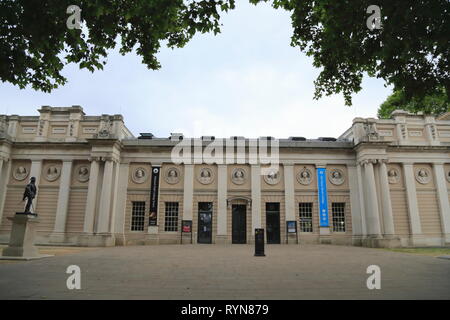 Statue von Walter Raleigh vor Pepys Fassade mit modellierten Büsten von admirals, in der Old Royal Naval College in Greenwich, London, UK. Stockfoto