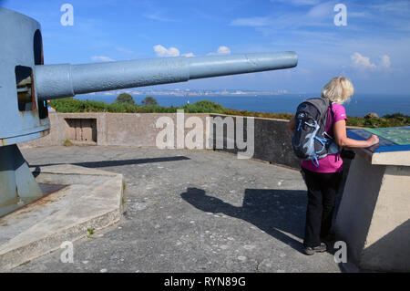 Frau Wanderer an Batterie Lothringen WW 2 deutsche Gewehr und Bunker auf Noirmont Point auf dem Küstenweg auf der Insel Jersey, Channel Isles,. UK. Stockfoto