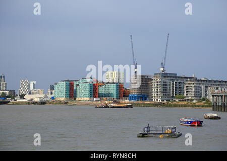 Apartment Blocks und Bau einer Stadt Skyline auf der Greenwich Peninsula entlang der Themse in London, Vereinigtes Königreich. Stockfoto