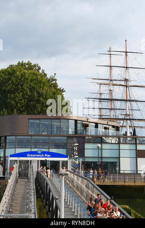 Passagiere zu Fuß über die Brücke in einem Boot auf der Themse, bei Greenwich Pier in London, Vereinigtes Königreich. Stockfoto