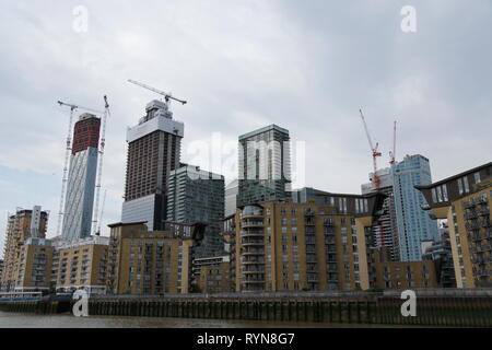 Apartment Gebäude wie das Wahrzeichen von Pinnacle und Neufundland auf Canary Wharf, bilden eine Skyline der Stadt entlang der Themse in London, Vereinigtes Königreich. Stockfoto