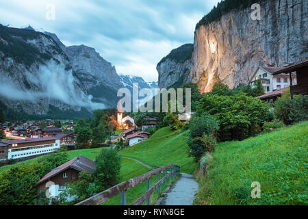 Erstaunliche touristische Alpendorf mit berühmten Kirche und Staubbach-Wasserfalls, Lauterbrunnen, Schweiz, Europa Stockfoto