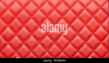 Close-up Textur aus echtem Leder mit Rhombische Ziernähten. Gesättigte Farbe rot. Luxus Hintergrund Stockfoto