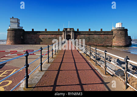 Fort Perch Rock in New Brighton Merseyside mit einem klaren blauen Himmel Stockfoto