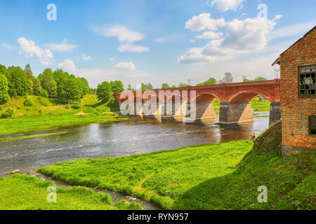 Die Brücke über den Fluss Venta in der Lettischen Kleinstadt Kuldiga Stockfoto