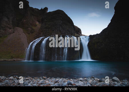 Stjornarfoss Wasserfall in Island in der Nacht Sommer, lange Belichtung Stockfoto