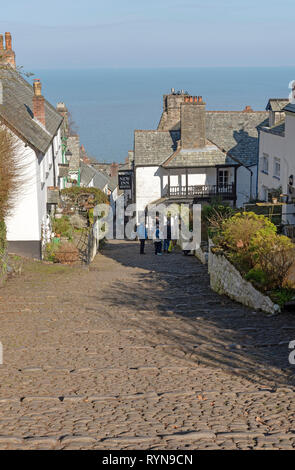 Clovelly, North Devon, England, UK. März 2019. Clovelly eine kleine Küstenstadt mit einer Hauptstraße, die gepflasterten und sehr steil zum Meer geht Stockfoto