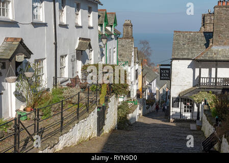 Clovelly, North Devon, England, UK. März 2019. Clovelly eine kleine Küstenstadt mit einer Hauptstraße, die gepflasterten und sehr steil zum Meer geht Stockfoto