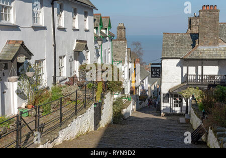 Clovelly, North Devon, England, UK. März 2019. Clovelly eine kleine Küstenstadt mit einer Hauptstraße, die gepflasterten und sehr steil zum Meer geht Stockfoto