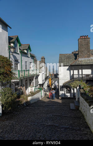 Clovelly, North Devon, England, UK. März 2019. Clovelly eine kleine Küstenstadt mit einer Hauptstraße, die gepflasterten und sehr steil zum Meer geht Stockfoto