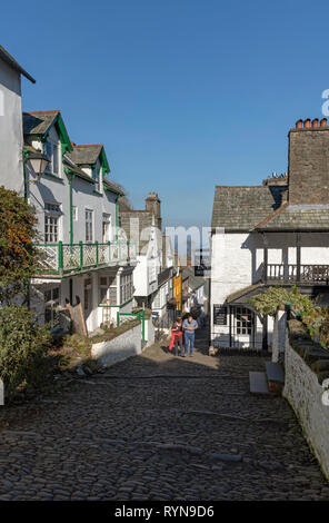 Clovelly, North Devon, England, UK. März 2019. Clovelly eine kleine Küstenstadt mit einer Hauptstraße, die gepflasterten und sehr steil zum Meer geht Stockfoto