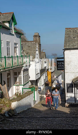 Clovelly, North Devon, England, UK. März 2019. Clovelly eine kleine Küstenstadt mit einer Hauptstraße, die gepflasterten und sehr steil zum Meer geht Stockfoto