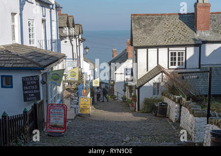 Clovelly, North Devon, England, UK. März 2019. Clovelly eine kleine Küstenstadt mit einer Hauptstraße, die gepflasterten und sehr steil zum Meer geht Stockfoto