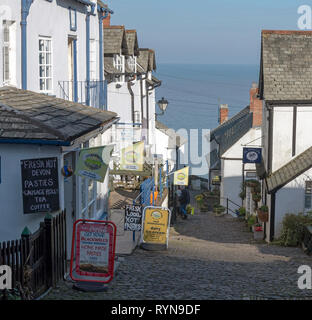 Clovelly, North Devon, England, UK. März 2019. Clovelly eine kleine Küstenstadt mit einer Hauptstraße, die gepflasterten und sehr steil zum Meer geht Stockfoto