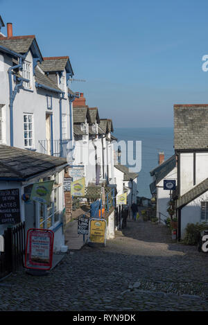 Clovelly, North Devon, England, UK. März 2019. Clovelly eine kleine Küstenstadt mit einer Hauptstraße, die gepflasterten und sehr steil zum Meer geht Stockfoto