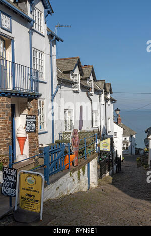 Clovelly, North Devon, England, UK. März 2019. Clovelly eine kleine Küstenstadt mit einer Hauptstraße, die gepflasterten und sehr steil zum Meer geht Stockfoto