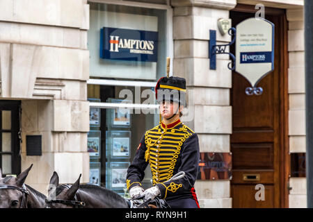 Eine Truppe der Königstruppe Royal Horse Artillery zu Pferd in der Nähe des Sloane Square in London, London, Großbritannien Stockfoto