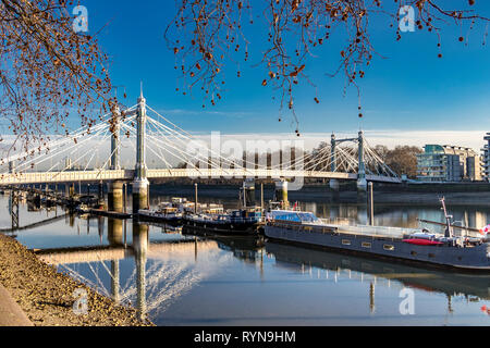 Die Albert Bridge wurde 1873 erbaut und verbindet Chelsea im Zentrum Londons am Nordufer mit Battersea auf der Südseite, London, Großbritannien Stockfoto