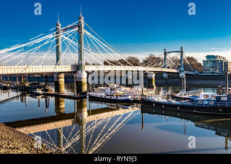 Die Albert Bridge wurde 1873 erbaut und verbindet Chelsea im Zentrum Londons am Nordufer mit Battersea auf der Südseite, London, Großbritannien Stockfoto