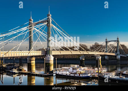 Die Albert Bridge wurde 1873 erbaut und verbindet Chelsea im Zentrum Londons am Nordufer mit Battersea auf der Südseite, London, Großbritannien Stockfoto