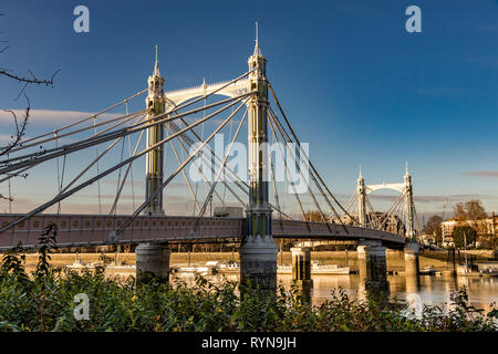 Albert Bridge, 1873 erbaut, verbindet Chelsea in London auf dem nördlichen Ufer, Battersea auf der Südseite, London, UK Stockfoto